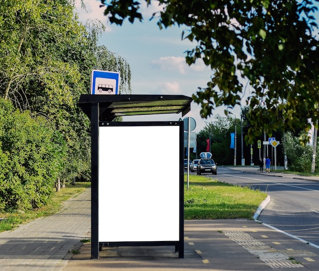 夏の日の街の通りのモックアップの空白の白い広告バナーバス停通りの広告