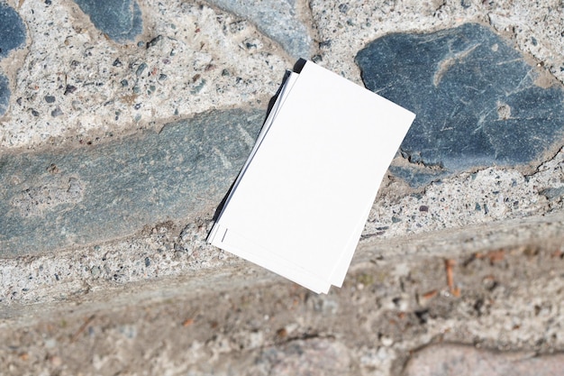 あなたのビジネス カードのデザインのための石の背景に空白の白い名刺モックアップ 企業文房具ブランディング モックアップ