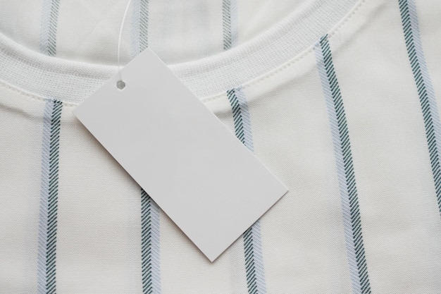 Пустая бирка белой одежды на новой рубашке