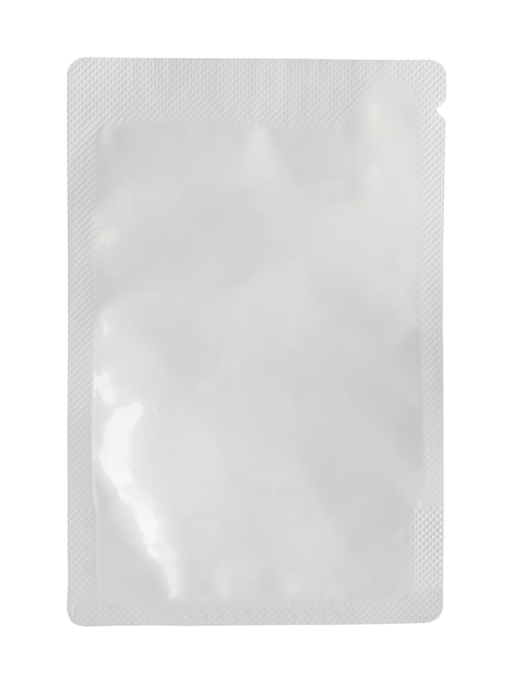 白い背景に分離された空白の白い化粧クリームの小袋