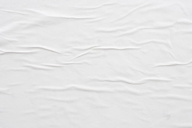 Пустой белый скомканный и мятый бумажный плакат текстуры фона