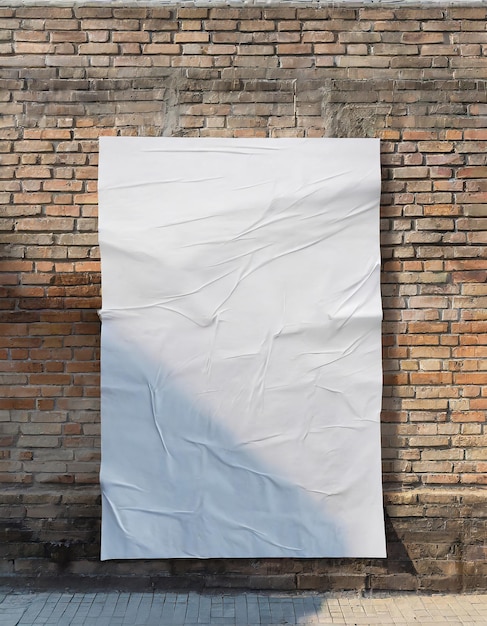 Фото Пустой белый скрученный плакат на кирпичной стене улицы