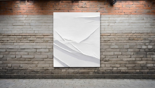 Foto poster bianco e arrugginito sulla parete di mattoni della strada