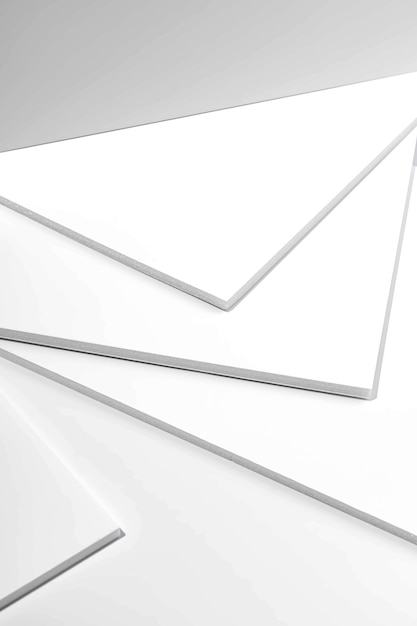 紙カットの抽象的な幾何学的形状の背景に空白の白い幾何学的形状の表彰台プラットフォーム製品ディスプレイ用のモックアップコンセプトペーパークラフトデザインアート