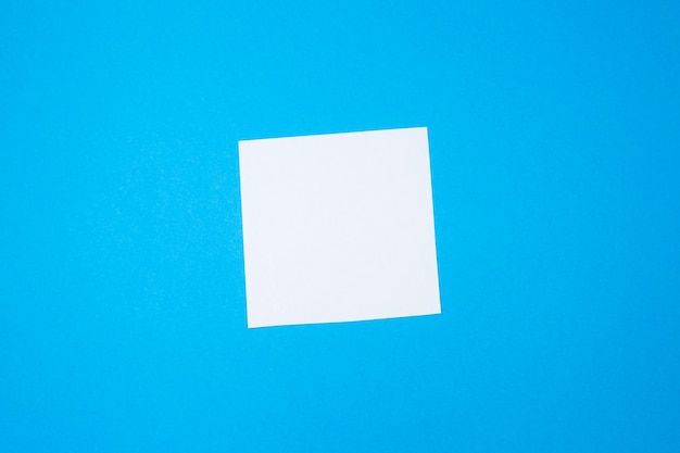 Photo blank white to do list sticker close up of reminder note paper on the blue background copy space minimalism original and creative photo