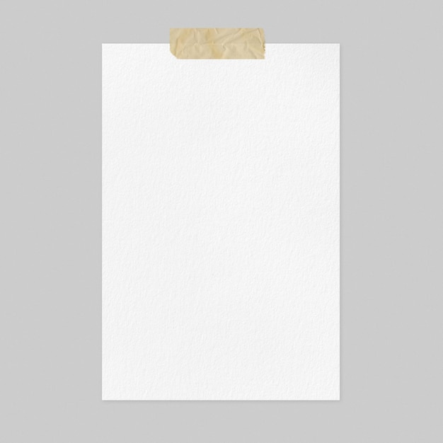 Foto mockup di foglio di carta bianco vuoto con nastro adesivo su sfondo grigio chiaro