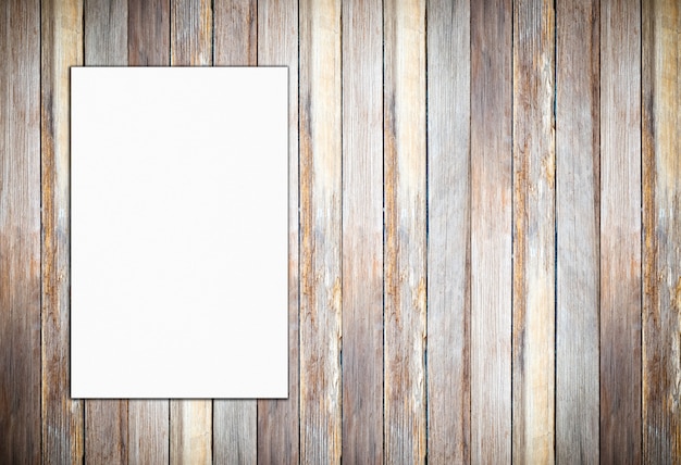 Foto manifesto bianco in bianco sulla priorità bassa di legno della parete dell'annata