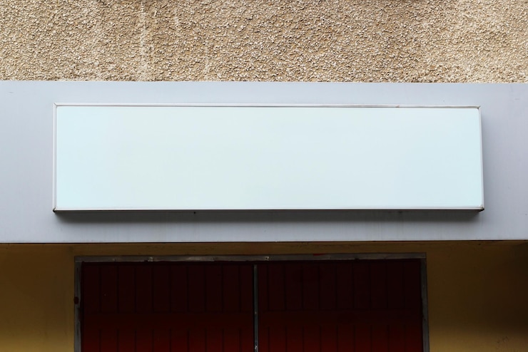 Photo blank white restaurant or shop sign mockup large billboard banner on a storefront template