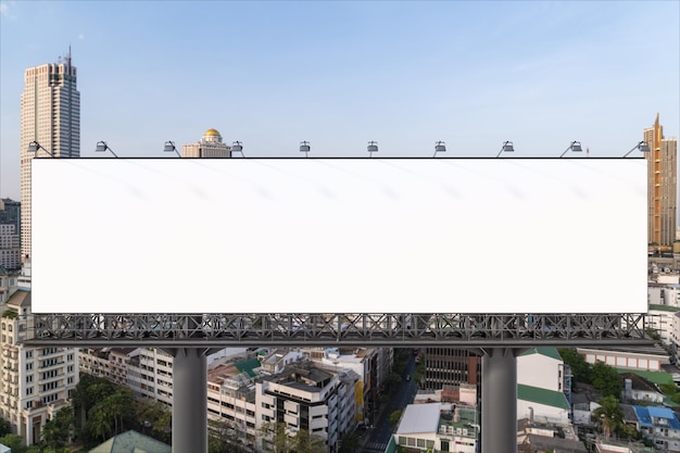 낮 시간에 방콕 도시 경관을 배경으로 한 빈 흰색 도로 광고판 거리 광고 포스터는 3D 렌더링을 조롱합니다. 전면 보기 아이디어를 홍보하거나 판매하기 위한 마케팅 커뮤니케이션 개념