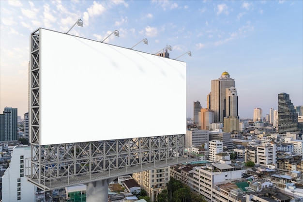 해질녘에 방콕 도시 경관을 배경으로 하는 빈 흰색 도로 광고판 거리 광고 포스터는 3D 렌더링 측면 보기를 조롱하여 아이디어를 홍보하거나 판매하기 위한 마케팅 커뮤니케이션 개념