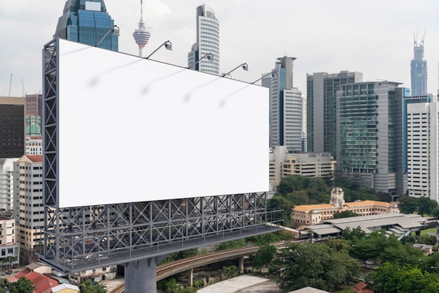 낮 시간에 KL 도시 경관을 배경으로 하는 빈 흰색 도로 광고판 거리 광고 포스터는 3D 렌더링을 조롱합니다. 사이드 뷰는 아이디어를 홍보하거나 판매하기 위한 마케팅 커뮤니케이션 개념