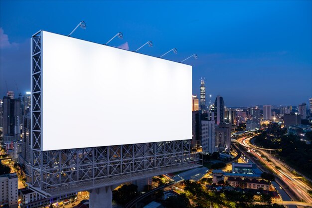 夜間にKLの街並みを背景にした空白の白い道路看板街頭広告ポスターモックアップ3Dレンダリング側面図アイデアを宣伝または販売するためのマーケティングコミュニケーションの概念