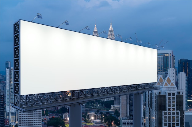 夜間にKLの街並みを背景にした空白の白い道路看板街頭広告ポスターモックアップ3Dレンダリング側面図アイデアを宣伝または販売するためのマーケティングコミュニケーションの概念