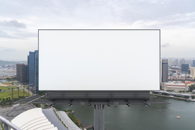 日中のシンガポールの街並みを背景にした空白の白い道路看板ストリート広告ポスターモックアップ3Dレンダリング正面図宣伝するマーケティングコミュニケーションの概念