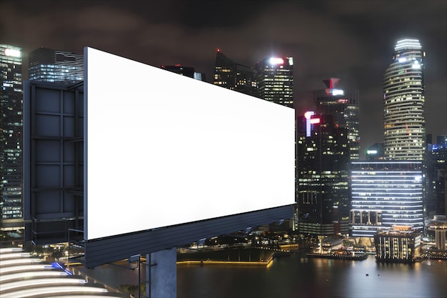 밤 시간에 싱가포르 도시 경관을 배경으로 하는 빈 흰색 도로 광고판 거리 광고 포스터는 3D 렌더링을 조롱합니다. 사이드 뷰는 아이디어를 판매하기 위한 마케팅 커뮤니케이션의 개념입니다.