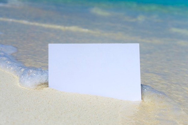 Пустой белый знак на тропическом летнем пляже