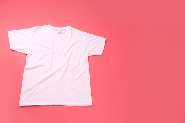 ピンクの背景に印刷するためのスペースと空白の白いtシャツ