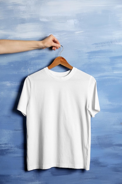 グランジな背景に白いTシャツ