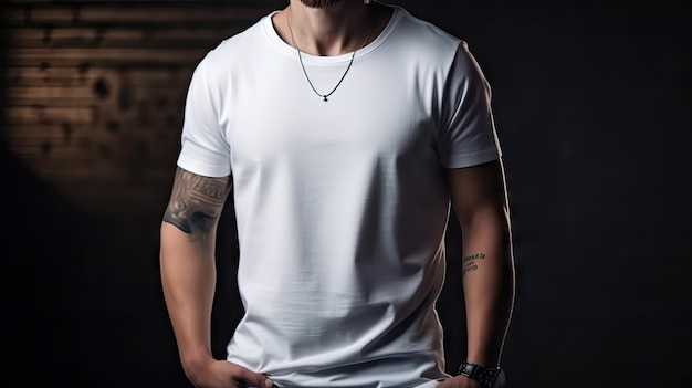 背景をぼかした写真の男性の半身の空白の白い T シャツのモックアップ