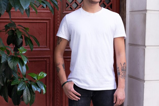 Photo blank white tshirt on young male on the street fashion mockup