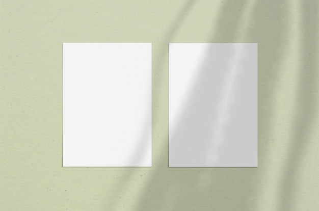 사진 그림자 오버레이 빈 흰색 세로 종이 시트 5x7 인치. 현대적이고 세련된 인사말 카드 또는 청첩장을 조롱합니다.