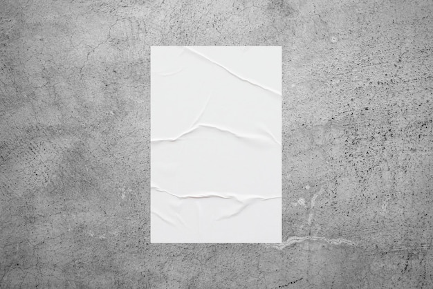 Mockup di poster di carta incollata con pasta di grano bianca vuota su sfondo muro di cemento