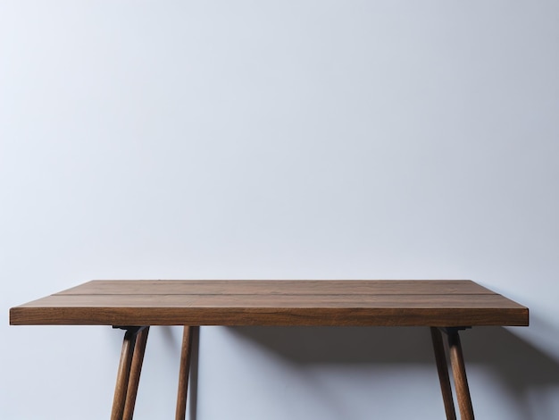 Пустой белый деревянный стол с текстурой фона, используемый для демонстрации продуктов и презентации продуктов