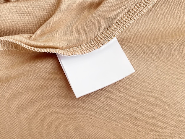 Blank wit etiket voor het wassen van kleding