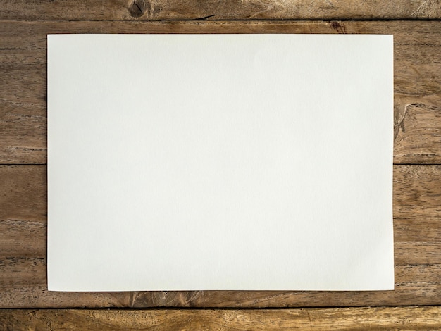 Foto blank wit papier op de houten tafel.