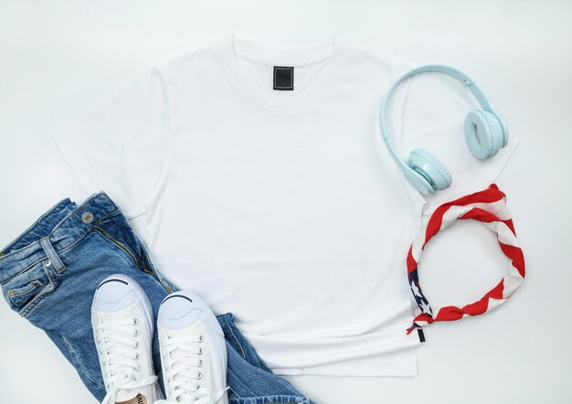 Foto blank witte vrouwen katoen t-shirt mockup met spijkerbroek en doek schoenen geïsoleerd op witte achtergrond