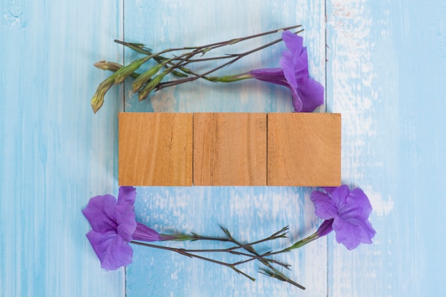 Blocco cubo in legno bianco con fiore viola