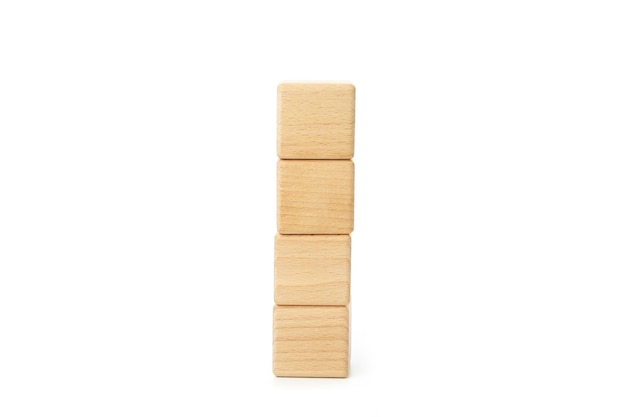 白い背景に分離されたさまざまな概念の空白の木製キューブ