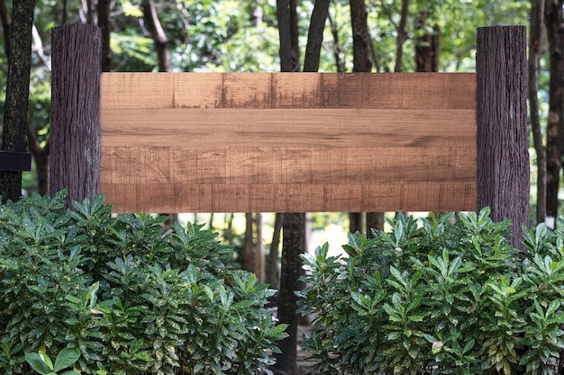 Photo blank wooden sign in the forest with copy space concept.