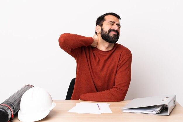 Blanke architect man met baard in een tafel met nekpijn.