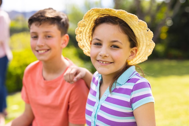 Blanke broers en zussen brengen samen tijd door in de tuin. Familie tijd buiten doorbrengen, tuin, tuinieren, concept.