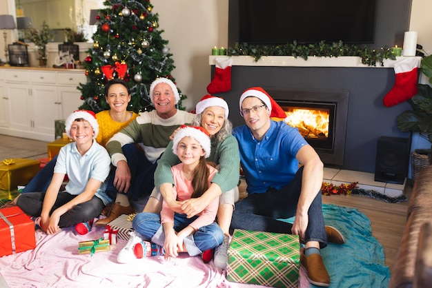 Blanke familie die samen tijd doorbrengt en naast de kerstboom staat. Kerstmis, familietijd en feestconcept.