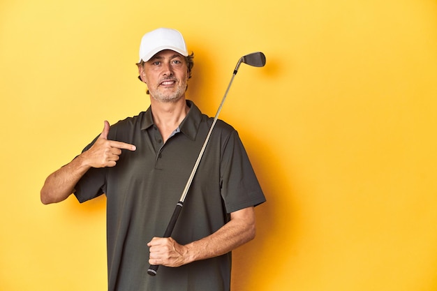 Blanke golfspeler van middelbare leeftijd in de studio