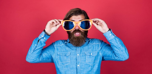 Blanke hipster met baard en stijlvol haar in een kunstzinnige brilparty