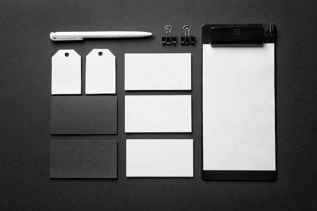 Blanke items als mockups voor branding op een donkere achtergrond