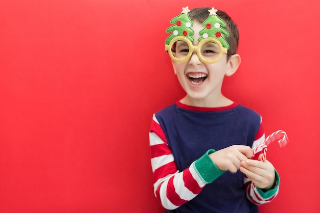 Blanke jongen op rode kerst achtergrond