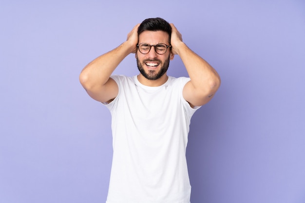 Blanke knappe man over geïsoleerde muur lachen