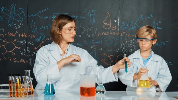 blanke leraar helpt student gemengde vloeistof in wetenschap laboratorium Eruditie