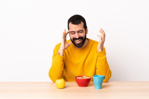 Blanke man aan het ontbijt in een tafel lachen