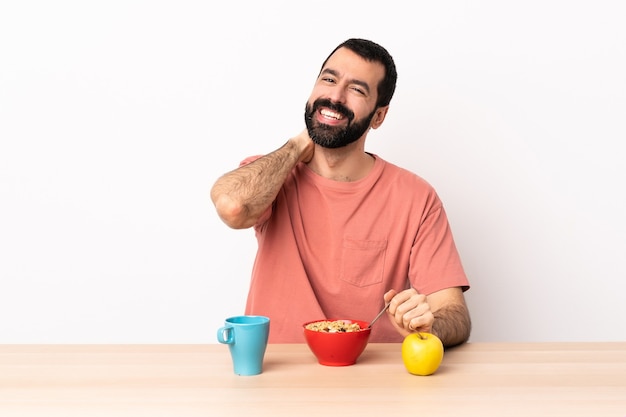 Blanke man aan het ontbijten in een tafel lachen.