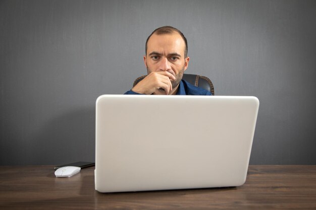 Blanke man aan het werk met laptopcomputer