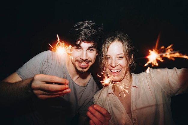 Blanke man en vrouw paar spelen met wonderkaarsen