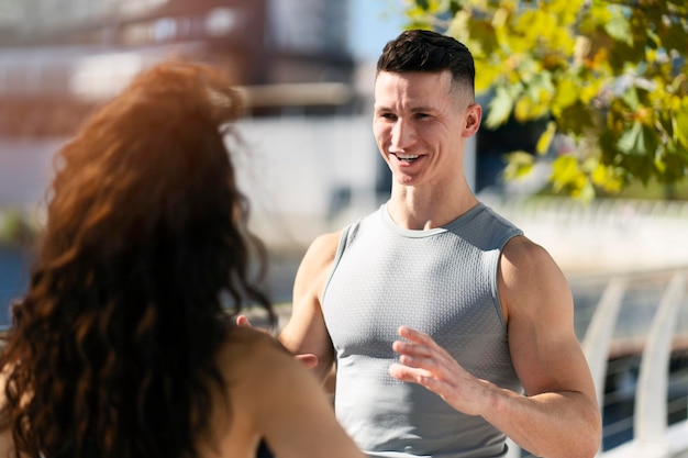 Blanke man en vrouw sportieve paar spreken samen op straat