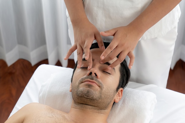 blanke man geniet van ontspannende antistress hoofdmassage rustig