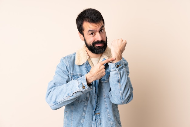 Blanke man met baard geïsoleerd