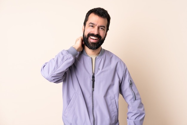 Blanke man met baard, gekleed in een jas over geïsoleerde achtergrond lachen